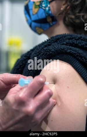 Ein Tropfen im Covid Vaccine Booster Center im Yorkshire Event Center, Harrogate, Yorkshire. Seit Beginn der Booster-Kampagne hat das Zentrum über einen Zeitraum von fünf Tagen 6613 Booster-Jabs adminsitoriert. Stockfoto