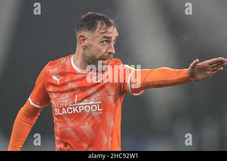 Huddersfield, Großbritannien. 26th Dez 2021. Richard Keogh #26 von Blackpool gibt seine Teamanweisungen in Huddersfield, Großbritannien am 12/26/2021. (Foto von Mark Cosgrove/News Images/Sipa USA) Quelle: SIPA USA/Alamy Live News Stockfoto