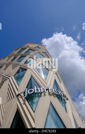 Leeds, Großbritannien - 3. August 2021: Außenansicht von John Lewis shopinγ Victoria Gate Shopping Centre, Leeds City Centre Stockfoto