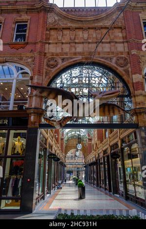 Leeds, Großbritannien - 3. August 2021: Victoria Quarter County Arcade's Curved Glass and Corridor Interior View. Es wurde restauriert und über Que errichtet Stockfoto