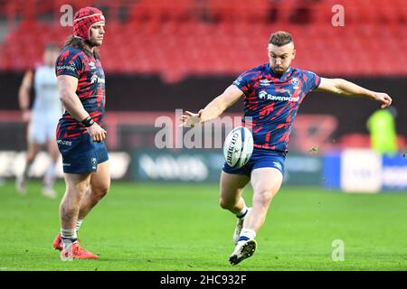 Bristol, Großbritannien. 26th Dez 2021. Andy Uren aus Bristol wird am 26. Dezember 2021 beim Rugby-Spiel der Gallagher Premiership zwischen Bristol Rugby und Leicester Tigers am Ashton Gate in Bristol, England, geboren. Foto von Scott Boulton. Nur zur redaktionellen Verwendung, Lizenz für kommerzielle Nutzung erforderlich. Keine Verwendung bei Wetten, Spielen oder Veröffentlichungen einzelner Clubs/Vereine/Spieler. Kredit: UK Sports Pics Ltd/Alamy Live Nachrichten Stockfoto