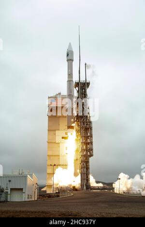 Lompoc, Vereinigte Staaten von Amerika. 27. September 2019. Die United Launch Alliance ATLAS V Rakete mit der NASA Landsat 9 Raumsonde an Bord hebt vom Space Launch Complex 3, Vandenberg Space Force Base ab 27. September 2021 in Lompoc, Kalifornien. Quelle: Kim Shiflett/NASA/Alamy Live News Stockfoto