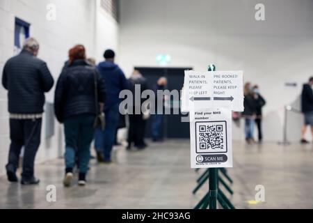 Ein Tropfen im Covid Vaccine Booster Center im Yorkshire Event Center, Harrogate, Yorkshire. Seit Beginn der Booster-Kampagne hat das Zentrum über einen Zeitraum von fünf Tagen 6613 Booster-Jabs adminsitoriert. Stockfoto