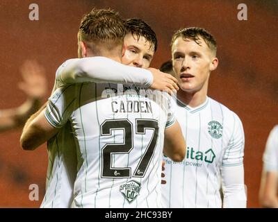 Tannadice Park, Dundee, Großbritannien. 26th. Dezember 2021; Tannadice Park, Dundee, Schottland: Schottischer Premier League-Fußball, Dundee United gegen Hibernian: Chris Cadden von Hibernian feiert nach seinem Tor mit Kevin Nisbet von Hibernian Credit: Action Plus Sports Images/Alamy Live News Stockfoto