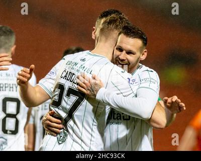 Tannadice Park, Dundee, Großbritannien. 26th. Dezember 2021; Tannadice Park, Dundee, Schottland: Schottischer Premier League-Fußball, Dundee United gegen Hibernian: Chris Cadden von Hibernian feiert nach seinem Tor mit Martin Boyle von Hibernian Kredit: Action Plus Sports Images/Alamy Live News Stockfoto