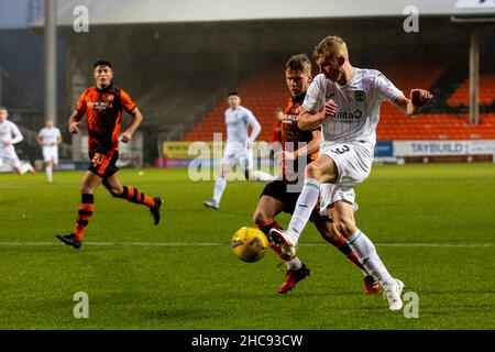 Tannadice Park, Dundee, Großbritannien. 26th. Dezember 2021; Tannadice Park, Dundee, Schottland: Schottischer Premier League-Fußball, Dundee United gegen Hibernian:Josh Doig von Hibernian kontrolliert den Ball entlang des Flügels Credit: Action Plus Sports Images/Alamy Live News Stockfoto