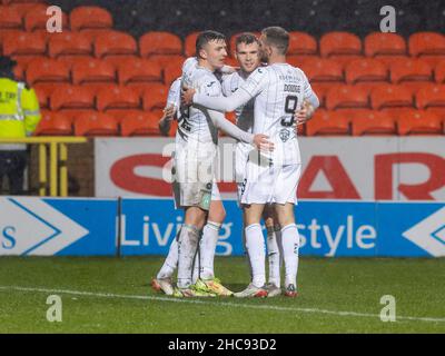 Tannadice Park, Dundee, Großbritannien. 26th. Dezember 2021; Tannadice Park, Dundee, Schottland: Schottischer Premier League-Fußball, Dundee United gegen Hibernian: Hibernian Feiern Sie, wie Murphy in der 93rd-minütigen Spielzeit 1-3 Punkte erzielt Kredit: Action Plus Sports Images/Alamy Live News Stockfoto