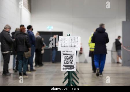 Ein Tropfen im Covid Vaccine Booster Center im Yorkshire Event Center, Harrogate, Yorkshire. Seit Beginn der Booster-Kampagne hat das Zentrum über einen Zeitraum von fünf Tagen 6613 Booster-Jabs adminsitoriert. Stockfoto