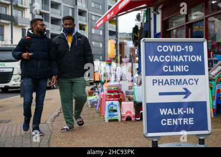 London, Großbritannien. 15th Dez 2021. Männer kommen in ein Impfzentrum für ihre Covid-19 Booster-Jabs. Kredit: SOPA Images Limited/Alamy Live Nachrichten Stockfoto