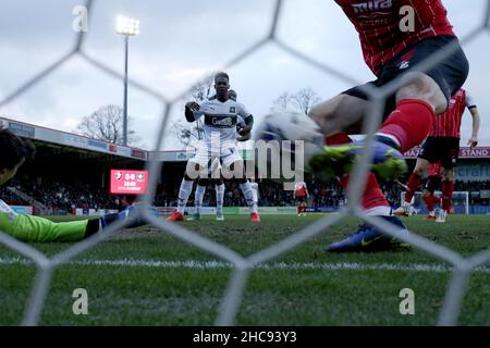 CHELTENHAM, GROSSBRITANNIEN. DEZ 26th Chris Hussey von Cheltenham Town hebt den Ball während des Spiels der Sky Bet League 1 zwischen Cheltenham Town und Plymouth Argyle im Jonny-Rocks Stadium, Cheltenham, am Sonntag, den 26th. Dezember 2021 von der Linie ab. (Kredit: Kieran Riley | MI Nachrichten) Kredit: MI Nachrichten & Sport /Alamy Live Nachrichten Stockfoto