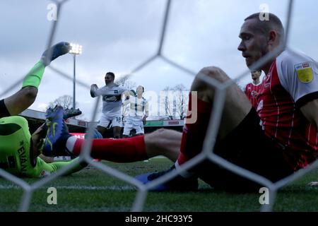 CHELTENHAM, GROSSBRITANNIEN. DEZ 26th Chris Hussey von Cheltenham Town hebt den Ball während des Spiels der Sky Bet League 1 zwischen Cheltenham Town und Plymouth Argyle im Jonny-Rocks Stadium, Cheltenham, am Sonntag, den 26th. Dezember 2021 von der Linie ab. (Kredit: Kieran Riley | MI Nachrichten) Kredit: MI Nachrichten & Sport /Alamy Live Nachrichten Stockfoto