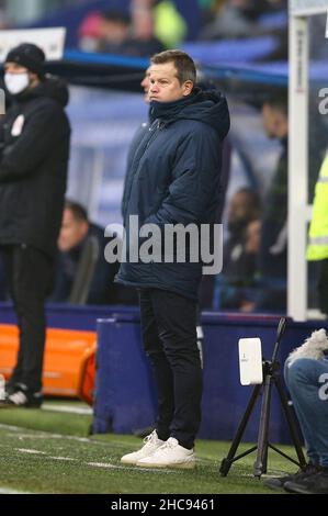 Birkenhead, Großbritannien. 26th Dez 2021. Barrow Manager Mark Cooper schaut zu. EFL Skybet Football League Two match, Tranmere Rovers gegen Barrow im Prenton Park, Birkenhead, Wirral on Boxing Day, Sunday 26th Decemberr 2021. Dieses Bild darf nur für redaktionelle Zwecke verwendet werden. Nur zur redaktionellen Verwendung, Lizenz für kommerzielle Nutzung erforderlich. Keine Verwendung bei Wetten, Spielen oder Veröffentlichungen in einem Club/einer Liga/einem Spieler.PIC von Chris Stading/Andrew Orchard Sports Photography/Alamy Live News Credit: Andrew Orchard Sports Photography/Alamy Live News Stockfoto