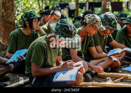 Kayin State, Myanmar. 2nd Dez 2021. Mitglieder der Volksverteidigungskräfte der Gesellschaft 101 nehmen an der militärischen Ausbildung im Wald des Staates Kayin Teil.die Volksverteidigungskräfte (PDF) sind der bewaffnete Flügel der Regierung der Nationalen Einheit (NUG) in Myanmar, die nach dem Staatsstreich vom Februar 1st 2021 gegründet wurde. Die NUG lehnt die aktuelle Militärjunta ab und behauptet, die legitime Regierung von Myanmar zu sein. Der bewaffnete Flügel der NUG wurde am 5th. Mai 2021 von Jugendlichen aus Myanmar und pro-demokratischen Aktivisten gebildet. Die Militärjunta hat die PDF am 8th. Mai als terroristische Organisation bezeichnet Stockfoto