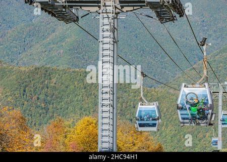 Krasnaja Poljana, Russland - 13. Oktober 2019: Seilbahn auf dem Bergskigebiet. Stockfoto