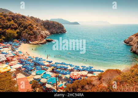 26 August 2021, Kas, Türkei: Der Strand von Buyukcakil ist ein beliebtes Badeziel für Touristen in Kas Stockfoto