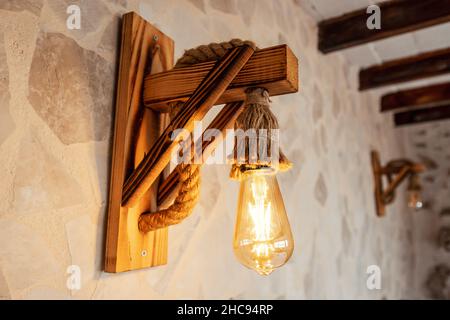Vintage Glühlampen, sogenannte Edison-Lampen in dekorativen Lampen im Retro-Stil. Stockfoto
