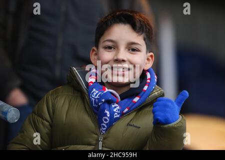 MANSFIELD, GROSSBRITANNIEN. DEZ 26th Hartlepool United Fans gesehen während des Sky Bet League 2 Spiels zwischen Mansfield Town und Hartlepool United im One Call Stadium, Mansfield am Sonntag, 26th. Dezember 2021. (Kredit: Will Matthews | MI News) Kredit: MI News & Sport /Alamy Live News Stockfoto