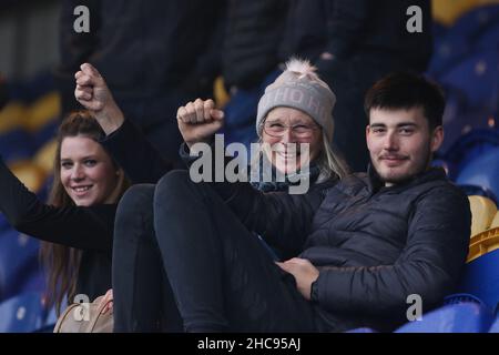 MANSFIELD, GROSSBRITANNIEN. DEZ 26th Hartlepool United Fans gesehen während des Sky Bet League 2 Spiels zwischen Mansfield Town und Hartlepool United im One Call Stadium, Mansfield am Sonntag, 26th. Dezember 2021. (Kredit: Will Matthews | MI News) Kredit: MI News & Sport /Alamy Live News Stockfoto