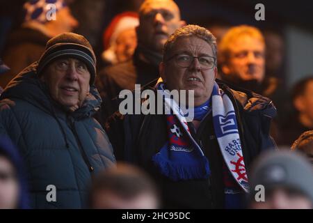 MANSFIELD, GROSSBRITANNIEN. DEZ 26th Hartlepool United Fans gesehen während des Sky Bet League 2 Spiels zwischen Mansfield Town und Hartlepool United im One Call Stadium, Mansfield am Sonntag, 26th. Dezember 2021. (Kredit: Will Matthews | MI News) Kredit: MI News & Sport /Alamy Live News Stockfoto