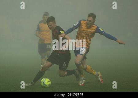 MANSFIELD, GROSSBRITANNIEN. DEZ 26th Mark Shelton von Hartlepool United und George Maris von Mansfield Town in Aktion während des Sky Bet League 2-Spiels zwischen Mansfield Town und Hartlepool United am Sonntag, den 26th. Dezember 2021 im One Call Stadium, Mansfield. (Kredit: Will Matthews | MI News) Kredit: MI News & Sport /Alamy Live News Stockfoto