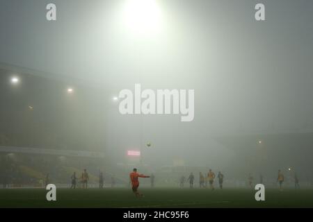 MANSFIELD, GROSSBRITANNIEN. DEZ 26th Allgemeiner Blick auf den Nebel während des Sky Bet League 2-Spiels zwischen Mansfield Town und Hartlepool United im One Call Stadium, Mansfield am Sonntag, 26th. Dezember 2021. (Kredit: Will Matthews | MI News) Kredit: MI News & Sport /Alamy Live News Stockfoto