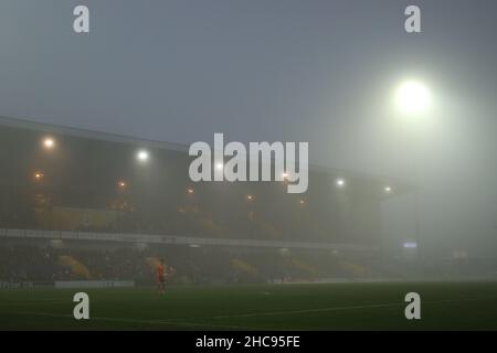 MANSFIELD, GROSSBRITANNIEN. DEZ 26th Allgemeiner Blick auf den Nebel während des Sky Bet League 2-Spiels zwischen Mansfield Town und Hartlepool United im One Call Stadium, Mansfield am Sonntag, 26th. Dezember 2021. (Kredit: Will Matthews | MI News) Kredit: MI News & Sport /Alamy Live News Stockfoto