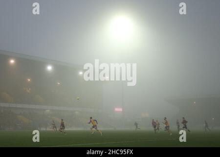 MANSFIELD, GROSSBRITANNIEN. DEZ 26th Allgemeiner Blick auf den Nebel während des Sky Bet League 2-Spiels zwischen Mansfield Town und Hartlepool United im One Call Stadium, Mansfield am Sonntag, 26th. Dezember 2021. (Kredit: Will Matthews | MI News) Kredit: MI News & Sport /Alamy Live News Stockfoto