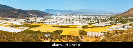 Panoramablick auf verschiedene Gewächshäuser und landwirtschaftliche Felder im ländlichen Türkei. Landwirtschaft und Produktion von Gemüse und Obst Stockfoto