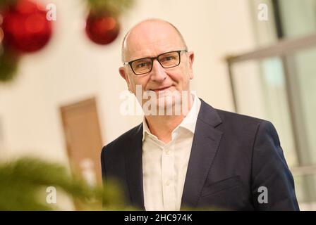 Potsdam, Deutschland. 22nd Dez 2021. Dietmar Woidke (SPD), Ministerpräsident des Landes Brandenburg, steht hinter dem Weihnachtsbaum im Foyer der Staatskanzlei. Quelle: Annette Riedl/dpa/Alamy Live News Stockfoto