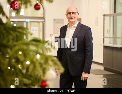 Potsdam, Deutschland. 22nd Dez 2021. Dietmar Woidke (SPD), Ministerpräsident des Landes Brandenburg, steht hinter dem Weihnachtsbaum im Foyer der Staatskanzlei. Quelle: Annette Riedl/dpa/Alamy Live News Stockfoto