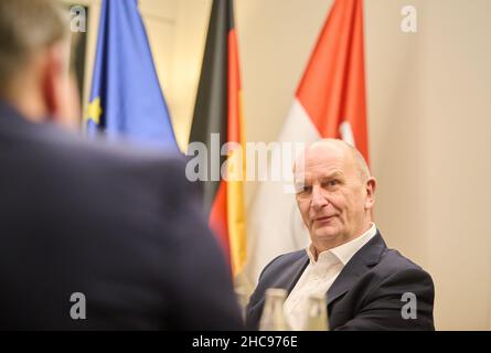 Potsdam, Deutschland. 22nd Dez 2021. Dietmar Woidke (SPD), Ministerpräsident des Landes Brandenburg, spricht im Rahmen eines Jahresendinterviews. Quelle: Annette Riedl/dpa/Alamy Live News Stockfoto