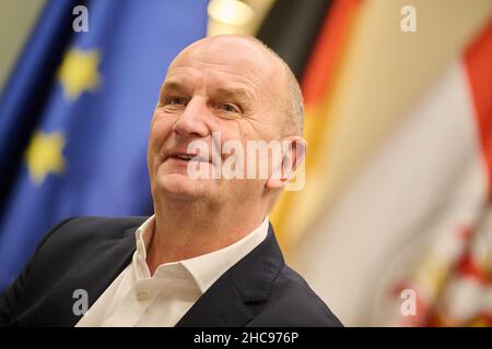 Potsdam, Deutschland. 22nd Dez 2021. Dietmar Woidke (SPD), Ministerpräsident des Landes Brandenburg, lacht in einem Jahresendinterview. Quelle: Annette Riedl/dpa/Alamy Live News Stockfoto