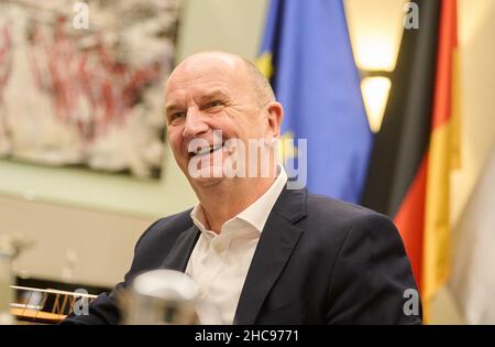 Potsdam, Deutschland. 22nd Dez 2021. Dietmar Woidke (SPD), Ministerpräsident des Landes Brandenburg, lacht in einem Jahresendinterview. Quelle: Annette Riedl/dpa/Alamy Live News Stockfoto