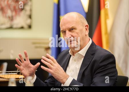 Potsdam, Deutschland. 22nd Dez 2021. Dietmar Woidke (SPD), Ministerpräsident des Landes Brandenburg, spricht im Rahmen eines Jahresendinterviews. Quelle: Annette Riedl/dpa/Alamy Live News Stockfoto