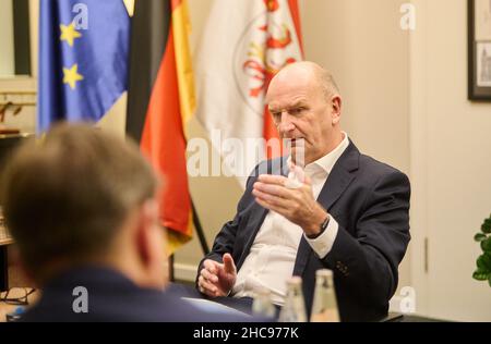 Potsdam, Deutschland. 22nd Dez 2021. Dietmar Woidke (SPD), Ministerpräsident des Landes Brandenburg, spricht im Rahmen eines Jahresendinterviews. Quelle: Annette Riedl/dpa/Alamy Live News Stockfoto