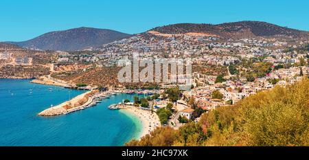 Majestätische Luftpanorama des Badeortes Kalkan in der Türkei. Romantischer Leuchtturm am Eingang zum Yachthafen und Hotels und Villen mit o Stockfoto