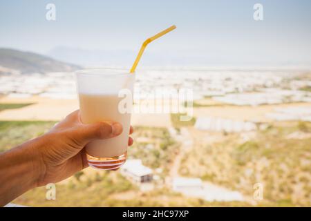 Ayran-Getränk im Glas vor ländlichem Hintergrund Stockfoto