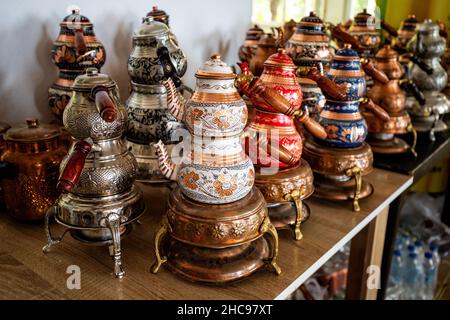 Traditioneller türkischer Wasserkocher im Café Stockfoto