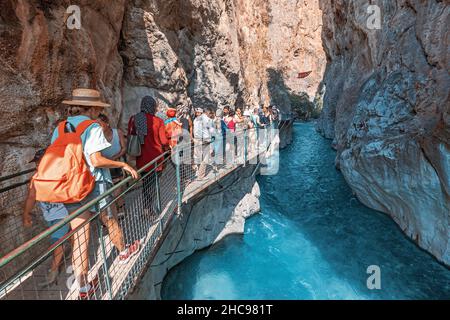 27. August 2021, Saklikent Canyon, Türkei: Massen von Touristen wandern auf dem Weg der Brücke entlang der Klippe zur berühmten Saklikent Gorge. Natürlich Stockfoto