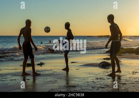 Salvador, Bahia, Brasilien - 08. Januar 2020: Jugendliche spielen Sandfußball bei Sonnenuntergang am Strand von Ondina in Salvador, Bahia, Brasilien. Stockfoto