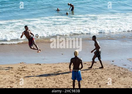 Salvador, Bahia, Brasilien - 08. Januar 2020: Jugendliche spielen Sandfußball am Strand von Ondina in der Nachmittagssonne. Salvador Bahia Brasilien. Stockfoto