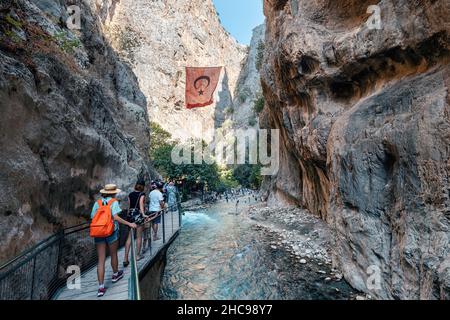 27. August 2021, Saklikent Canyon, Türkei: Massen von Touristen wandern auf dem Weg der Brücke entlang der Klippe zur berühmten Saklikent Gorge. Natürlich Stockfoto