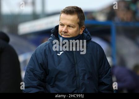 Birkenhead, Großbritannien. 26th Dez 2021. Barrow Manager Mark Cooper schaut zu. EFL Skybet Football League Two match, Tranmere Rovers gegen Barrow im Prenton Park, Birkenhead, Wirral on Boxing Day, Sunday 26th Decemberr 2021. Dieses Bild darf nur für redaktionelle Zwecke verwendet werden. Nur zur redaktionellen Verwendung, Lizenz für kommerzielle Nutzung erforderlich. Keine Verwendung bei Wetten, Spielen oder Veröffentlichungen in einem Club/einer Liga/einem Spieler.PIC von Chris Stading/Andrew Orchard Sports Photography/Alamy Live News Credit: Andrew Orchard Sports Photography/Alamy Live News Stockfoto