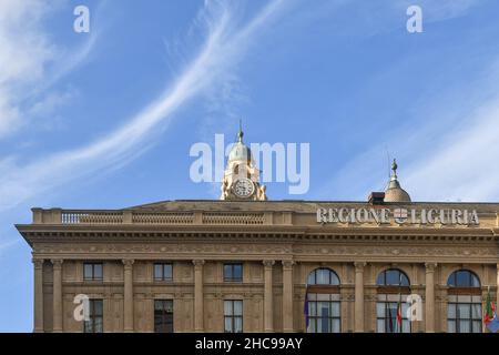 Oben der Region Ligurien Palast mit dem Glockenturm der Kirche Jesu im Hintergrund in der Altstadt, Genua, Ligurien, Italien Stockfoto