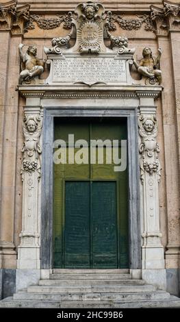 Portal der Kirche Jesu (Chiesa del Gesù, 16th Jahrhundert), mit Flachreliefs und Marmorskulpturen im Barockstil, Genua, Ligurien, Italien Stockfoto