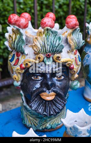 Nahaufnahme eines typischen Keramikköpfes in Form eines hübschen maurischen Prinzenkopfes auf einem Freiluftmarkt in Palermo Stockfoto