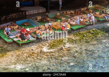 27. August 2021, Saklikent Canyon, Türkei: Traditionelles türkisches Restaurant am Wasser mit Gerichten von frisch gefangenem Fisch und vor allem Regenbogenforelle Stockfoto