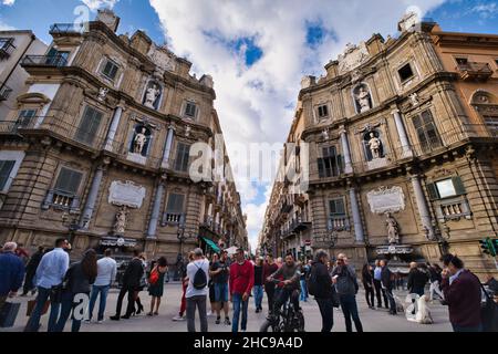 Niedriger Winkel Blick auf Quattro Canti Platz voller Touristen in Palermo Stockfoto