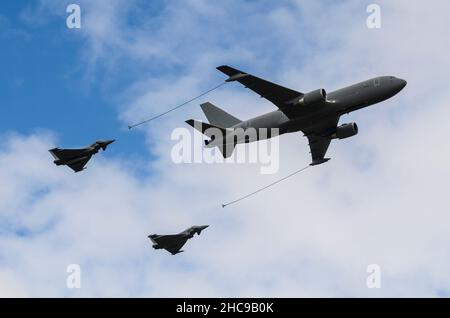 Boeing KC-767A Tanker Transportflugzeug 62228 von Aeronautica Militare Durchführung einer Luft-Luft-Betankung Demonstration mit zwei Eurofightern Stockfoto