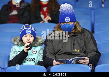 Brighton und Hove, England, 26th. Dezember 2021.Fans nehmen während des Premier League-Spiels im AMEX Stadium, Brighton und Hove Platz vor dem Spiel. Bildnachweis sollte lauten: Paul Terry / Sportimage Kredit: Sportimage/Alamy Live News Stockfoto